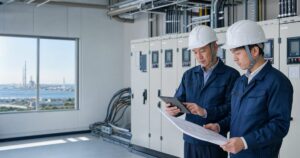 千葉県の太陽光発電設備O&M会社M&Aで設備と図面を確認する担当者