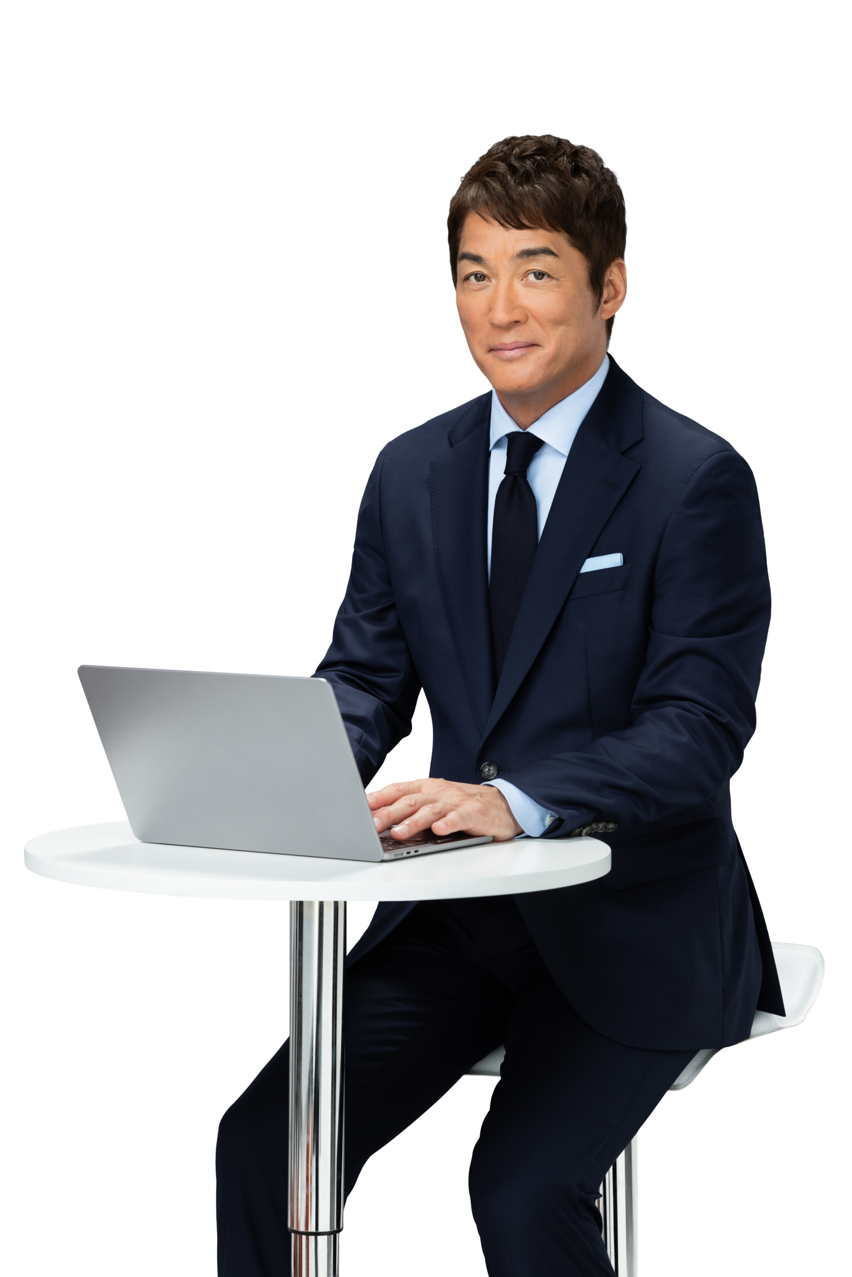 ノートパソコンを前に座る長嶋一茂